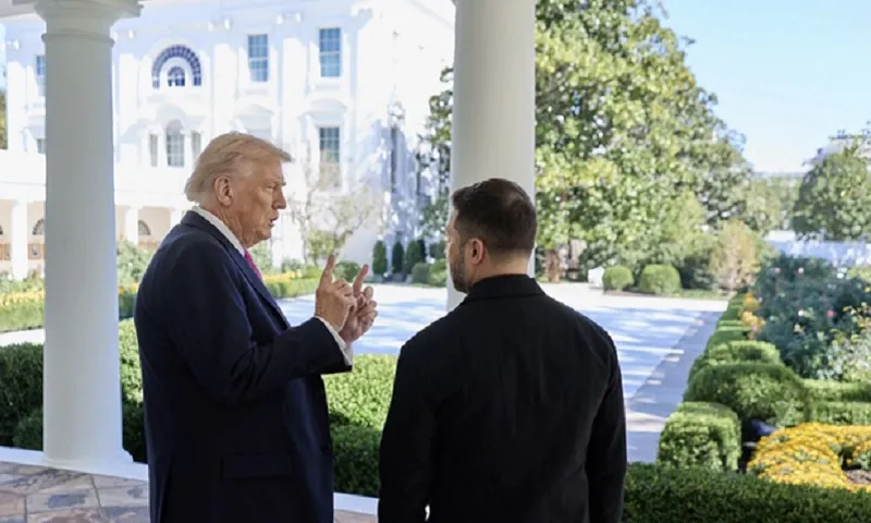 Tổng thống Donald Trump trò chuyện với Tổng thống Ukraine Volodymyr Zelensky tại Nhà Trắng - Ảnh Cơ quan báo chí Văn phòng Tổng thống Ukraine