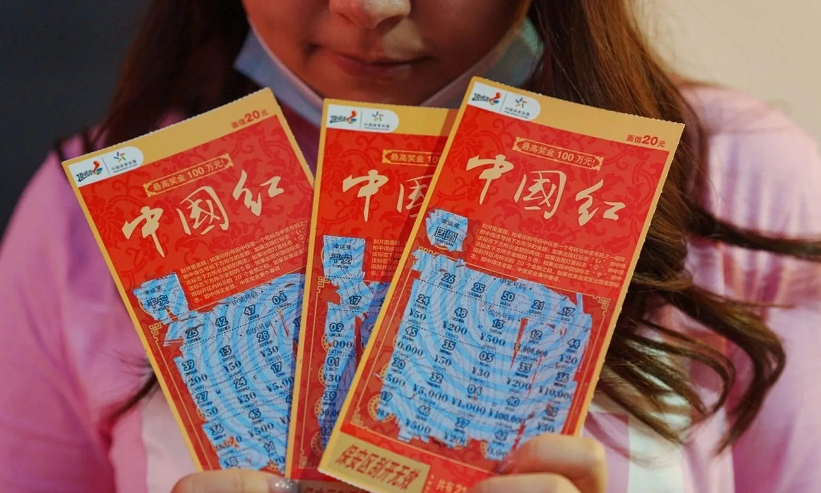 Người đàn ông Trung Quốc trúng hai giải độc đắc với cùng một dãy số