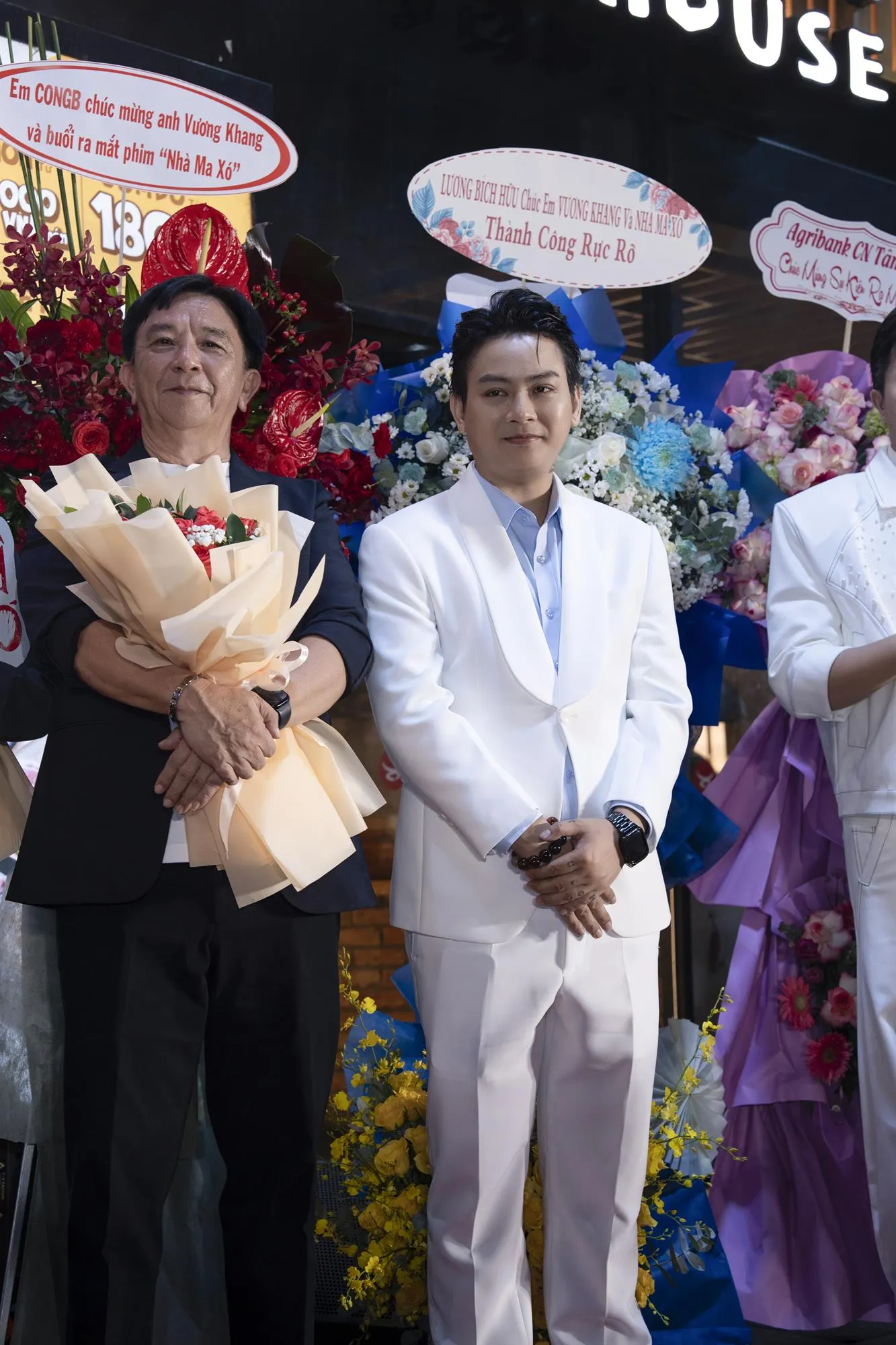 CA SĨ HOÀI LÂM (PHẢI) XUẤT HIỆN BẢNH BAO