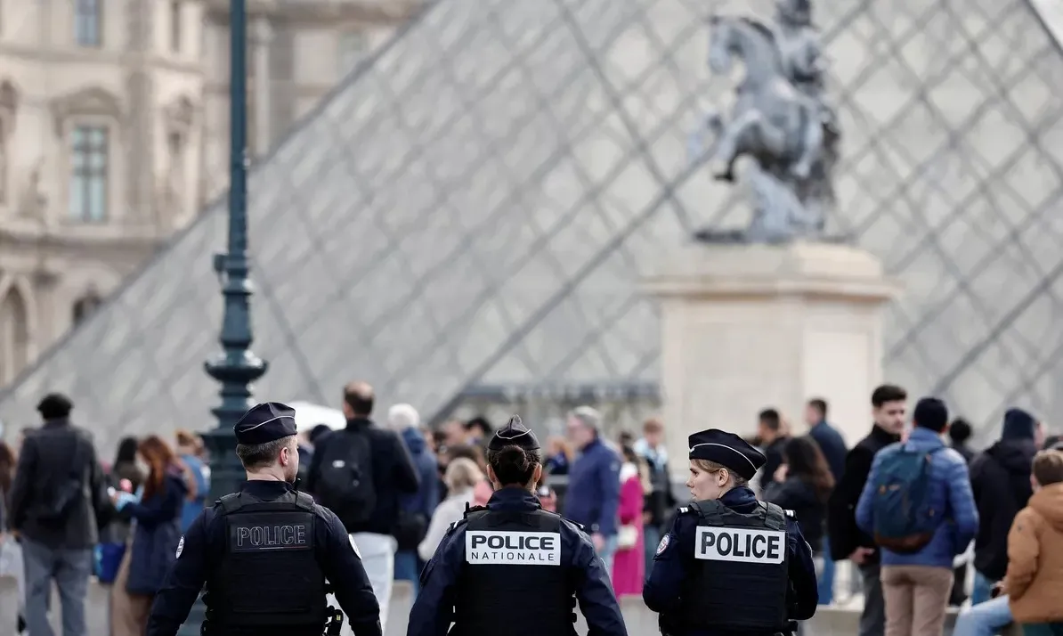 Pháp điều tra vụ trộm trang sức trị giá hơn 100 triệu USD tại Bảo tàng Louvre