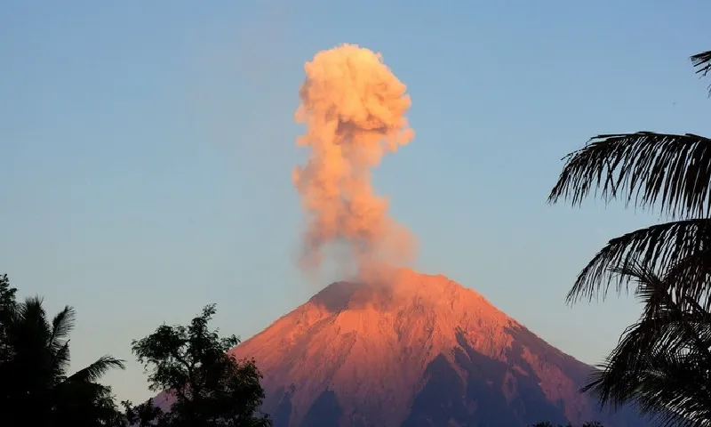 Núi lửa Semeru tăng hoạt động, ghi nhận 100 đợt rung chấn trong 24 giờ