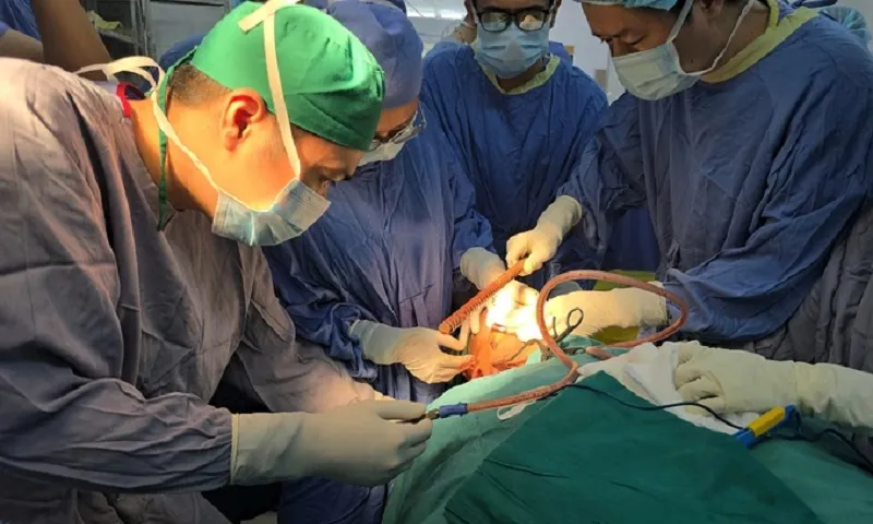 Cứu sống nam sinh bị thanh sắt đâm xuyên vùng đầu - cổ