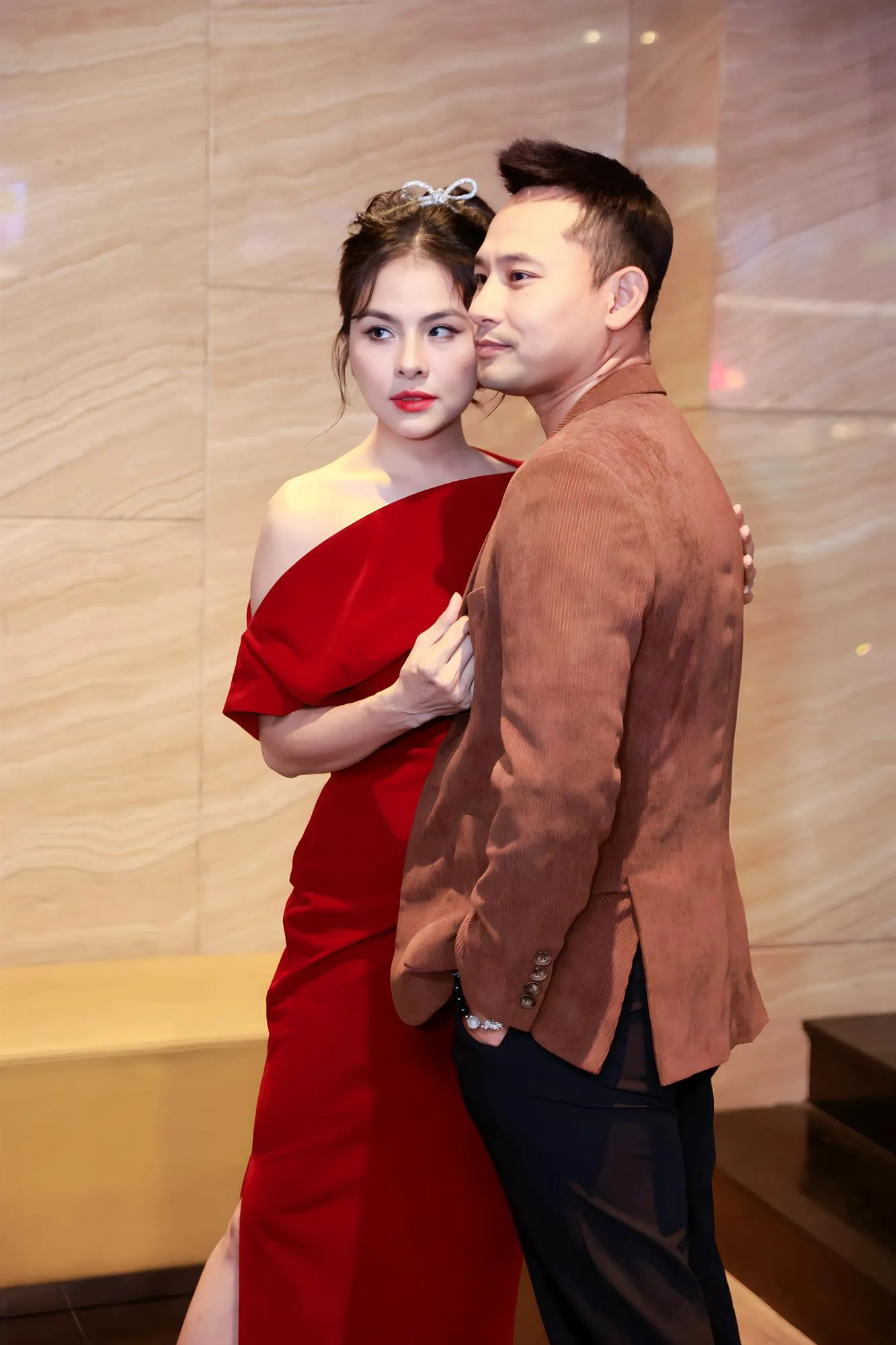 VÂN TRANG (TRÁI) VÀ HUỲNH ĐÔNG - NGƯỜI ANH THÂN THIẾT TRONG NGHỀ