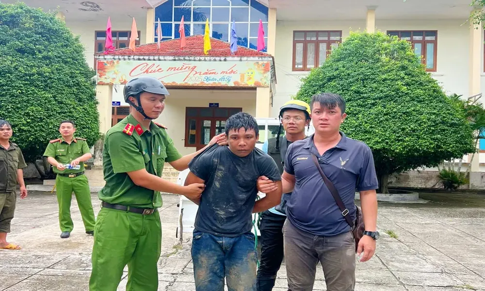 Cố thủ trong nhà, thanh niên chém người và tấn công lực lượng chức năng