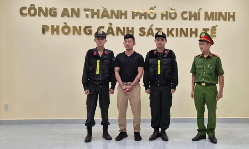 Công an TP HCM thi hành lệnh bắt ca sĩ Lương Bằng Quang