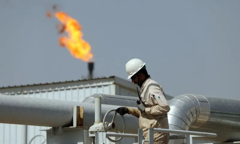 Giá dầu tăng mạnh sau khi Mỹ trừng phạt hai tập đoàn dầu khí Nga