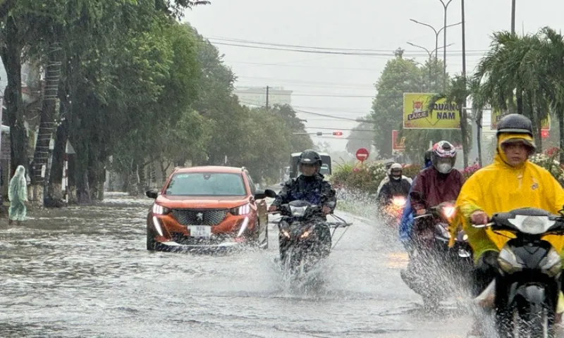 Bão suy yếu, miền Trung mưa rất to