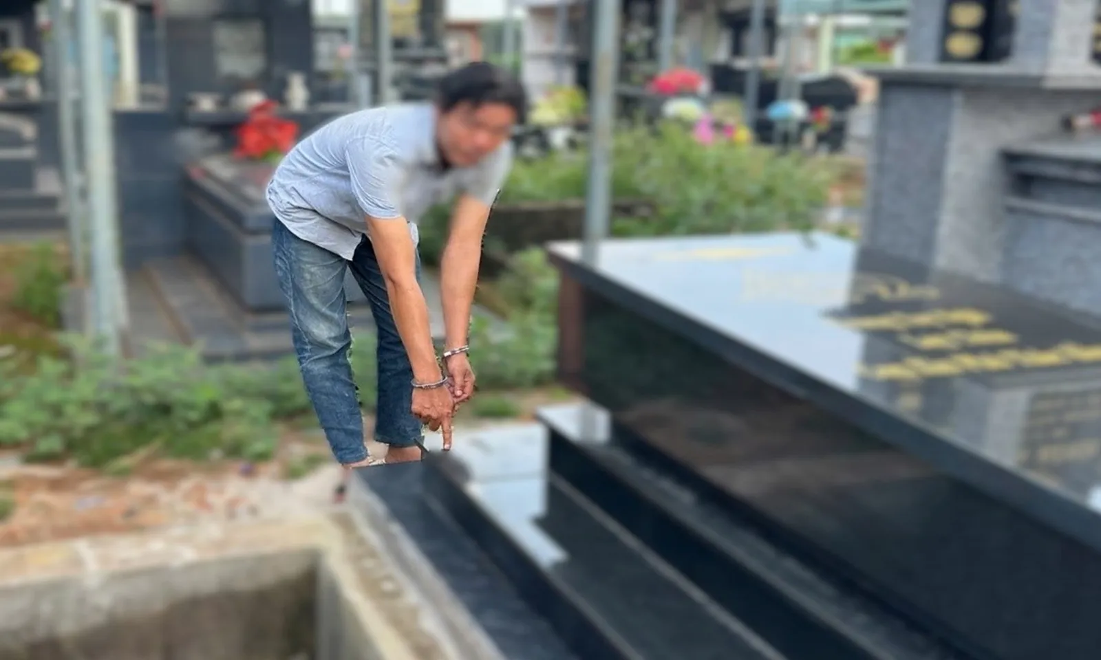 Khởi tố đối tượng đập phá mộ tại nghĩa trang