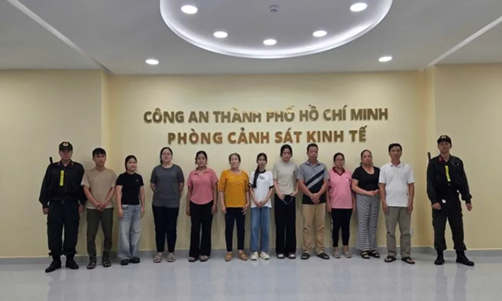 Lật tẩy đường dây sản xuất nước hoa giả quy mô lớn do vợ chồng 8X cầm đầu