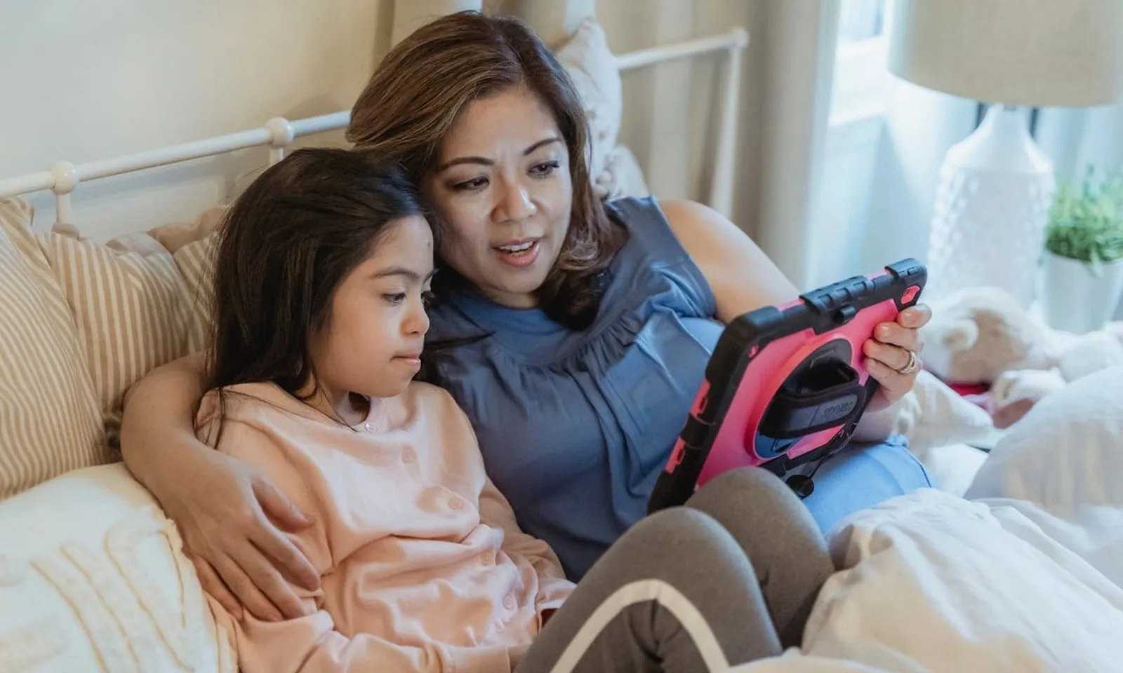 Nuôi con kiểu “cá heo”: Vừa nghiêm, vừa gần gũi để con tự lập