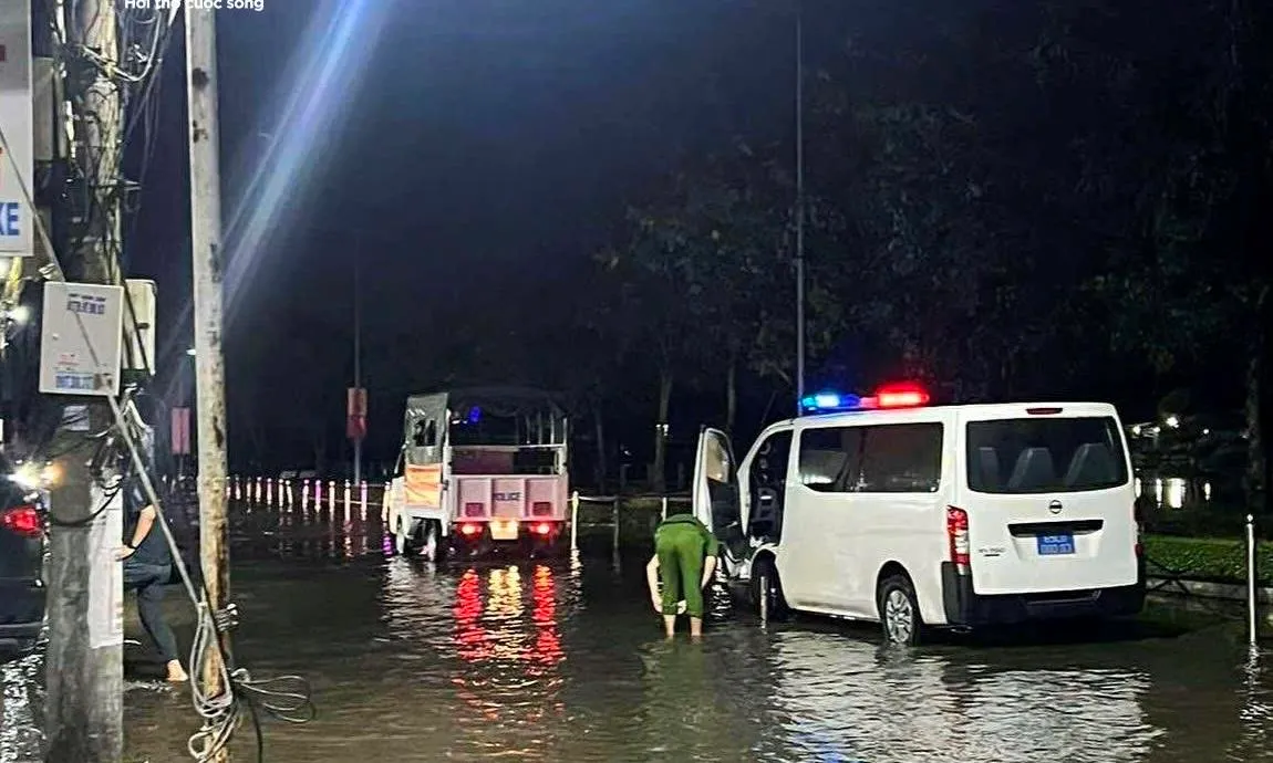 Vào công viên chơi lúc triều cường, 2 học sinh tử vong nghi do điện giật