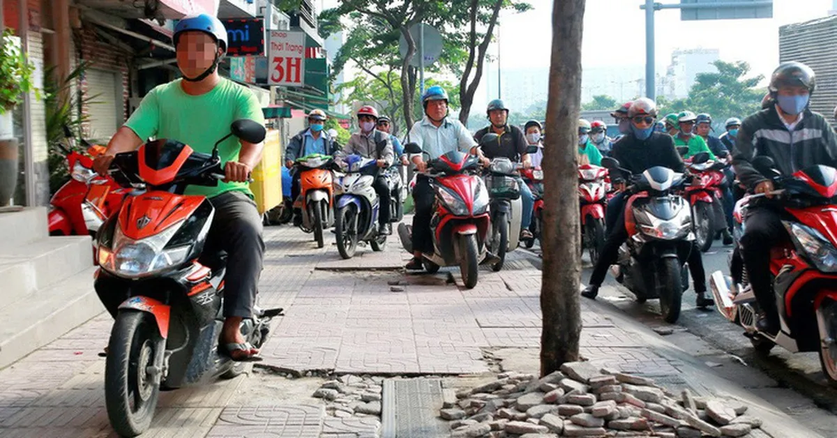 chay-xe-len-le-duong-pham-van-dong-1-1514426847318-17363267205392909267-55-0-437-730-crop-1736326848782733901532