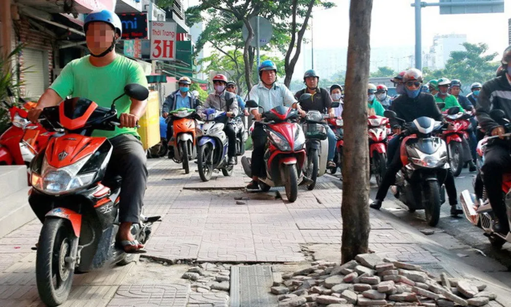 TPHCM siết chặt xử lý xe máy chạy lên vỉa hè