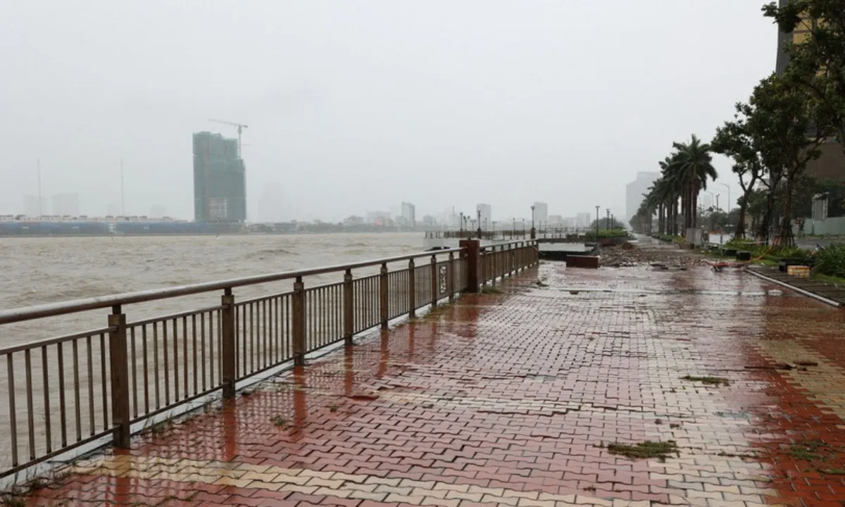 Đà Nẵng căng mình chống sạt lở sau mưa bão số 12