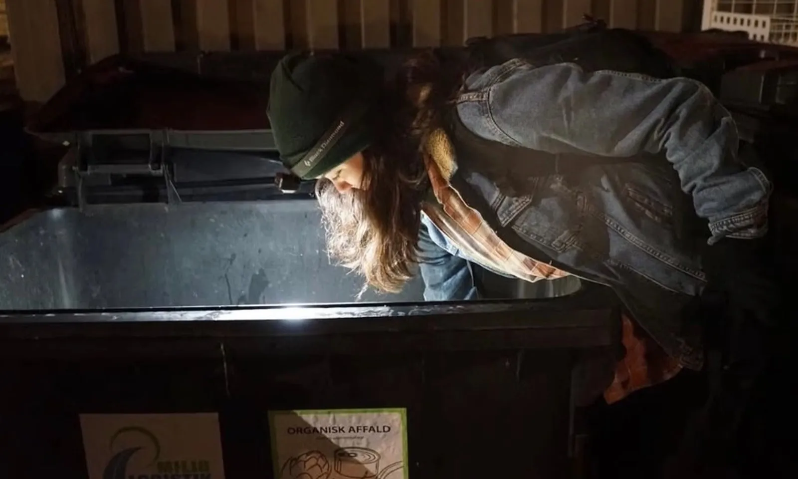 7 năm không tốn tiền ăn của cô gái sống nhờ đồ bị vứt bỏ