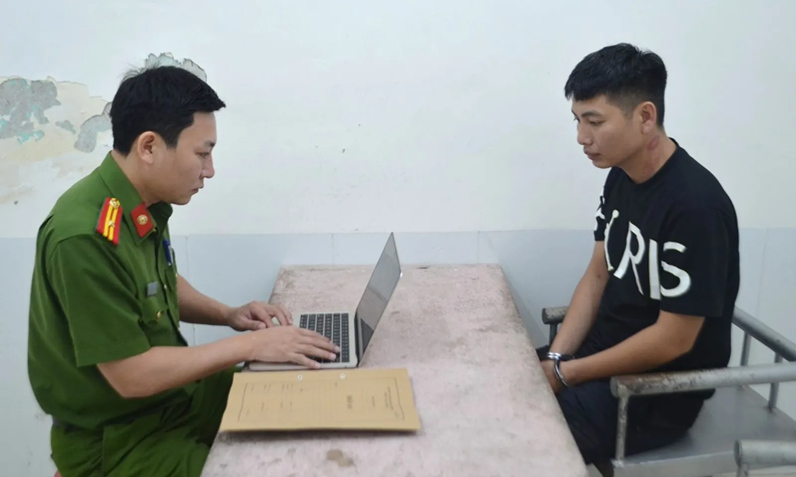 Tạm giữ hình sự đối tượng dùng dao tấn công khiến 5 người bị thương tại Bệnh viện Sản Nhi Nghệ An