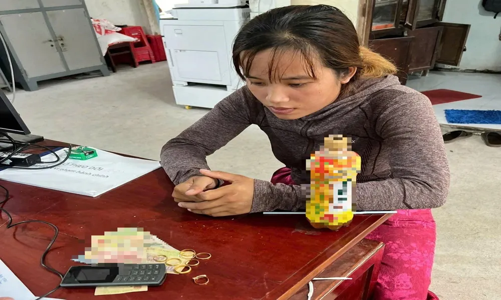 Giả vờ mời cắt tóc, cô gái trẻ táo tợn tấn công cụ ông gần 90 tuổi