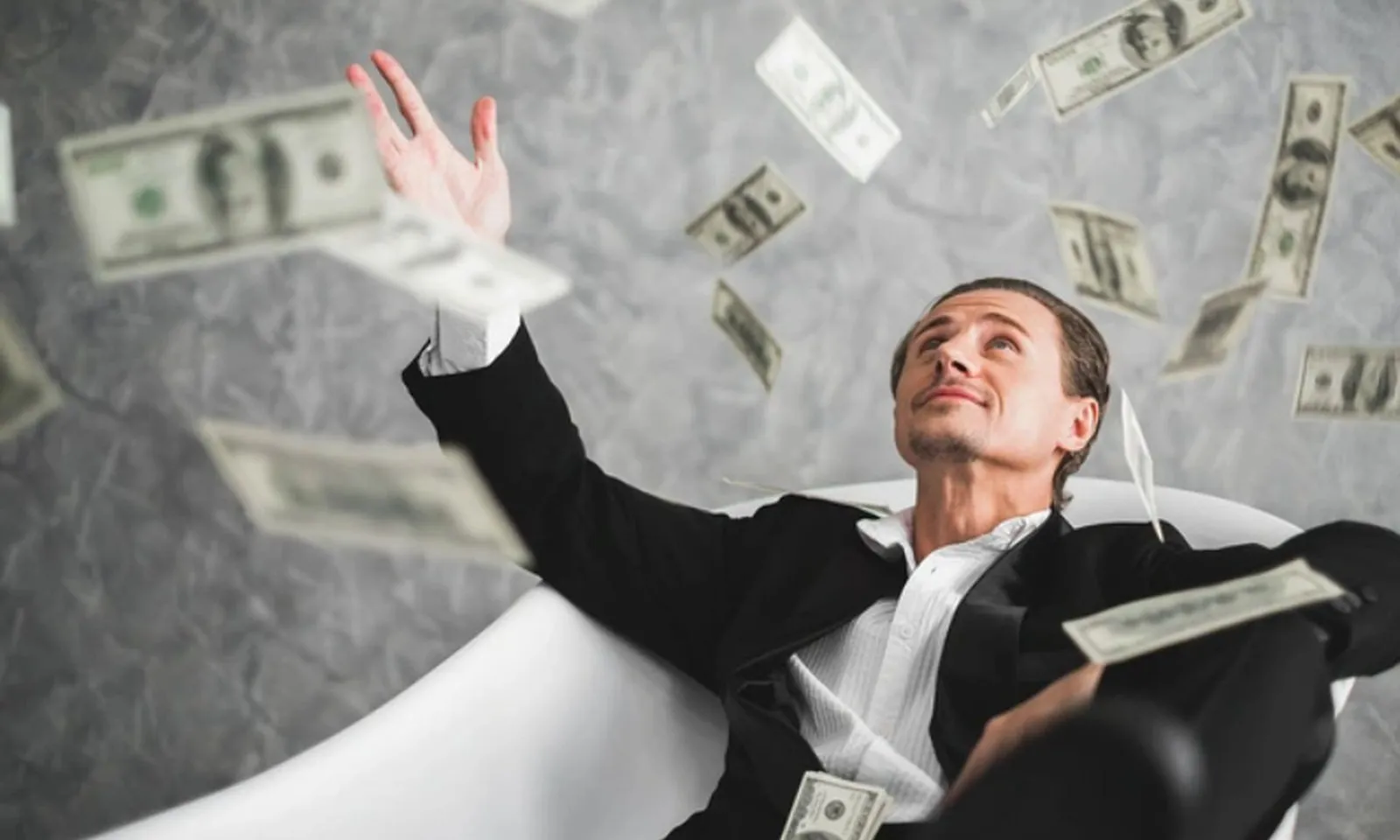 Những điều người giàu tránh nhắc đến và người thường lại nói mỗi ngày