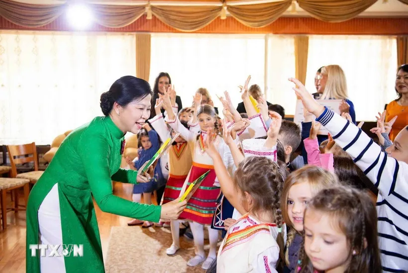 phu-nhan-tong-bi-thu-to-lam-tham-truong-mam-non-so-2-zvanche-4