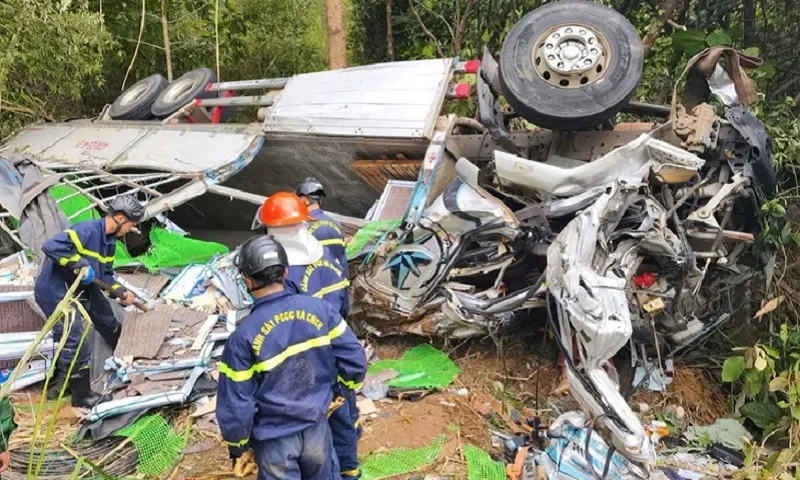 Quảng Ngãi: Xe tải mất lái lật trên Quốc lộ 14C, 2 người tử vong, 2 người đi cấp cứu
