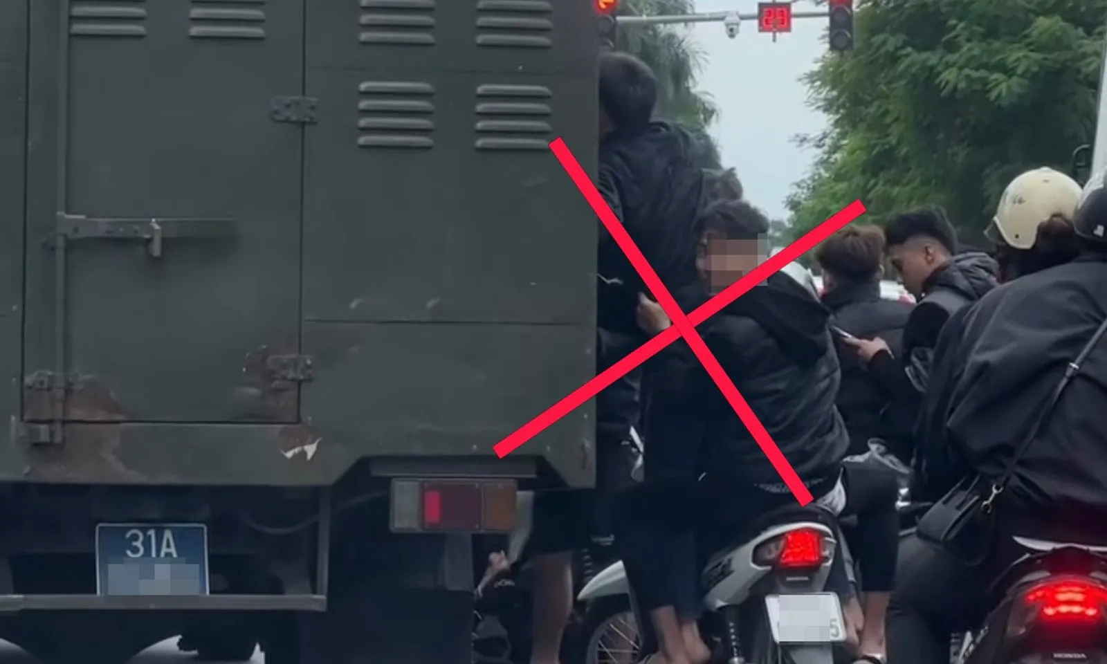 Xử lý nhóm thanh niên đầu trần chạy xe máy đeo bám xe chở phạm nhân
