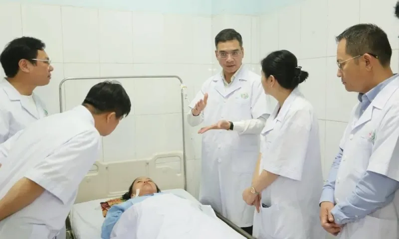 Khen thưởng 4 điều dưỡng dũng cảm ở Nghệ An