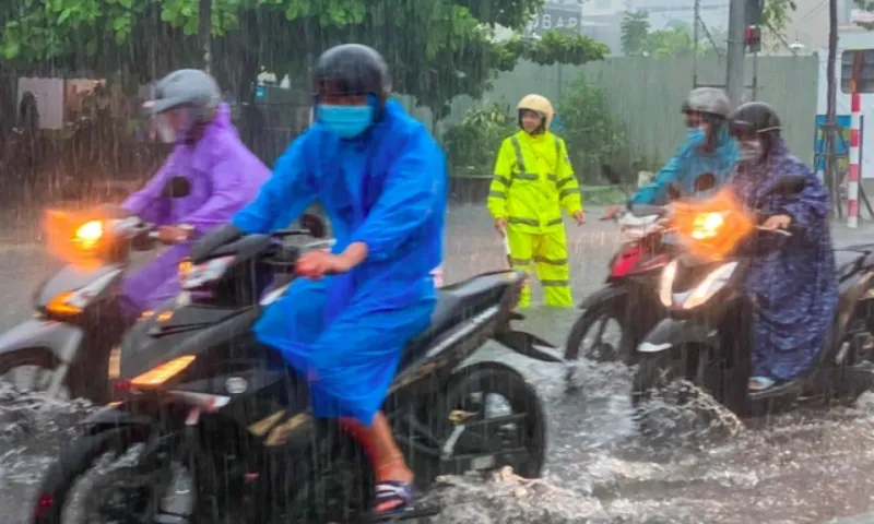 Mưa lớn từ Quảng Trị đến Quảng Ngãi, 8 tỉnh nguy cơ sạt lở đất, lũ quét