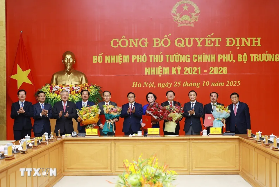 thu-tuong-trao-quyet-dinh-bo-nhiem-pho-thu-tuong-chinh-phu-bo-truong-nhiem-ky-2021-2026-8361968-6