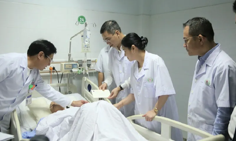 Bộ trưởng Bộ Y tế tặng bằng khen cho 4 điều dưỡng dũng cảm cứu trẻ sơ sinh