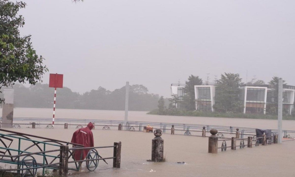 Huế cho học sinh nghỉ học ngày 27/10 do mưa lớn