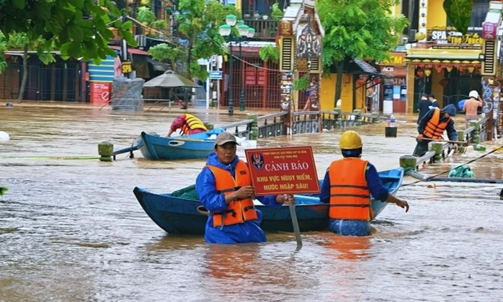 Tập trung ứng phó khẩn cấp, khắc phục hậu quả mưa lũ lớn tại khu vực Trung Bộ