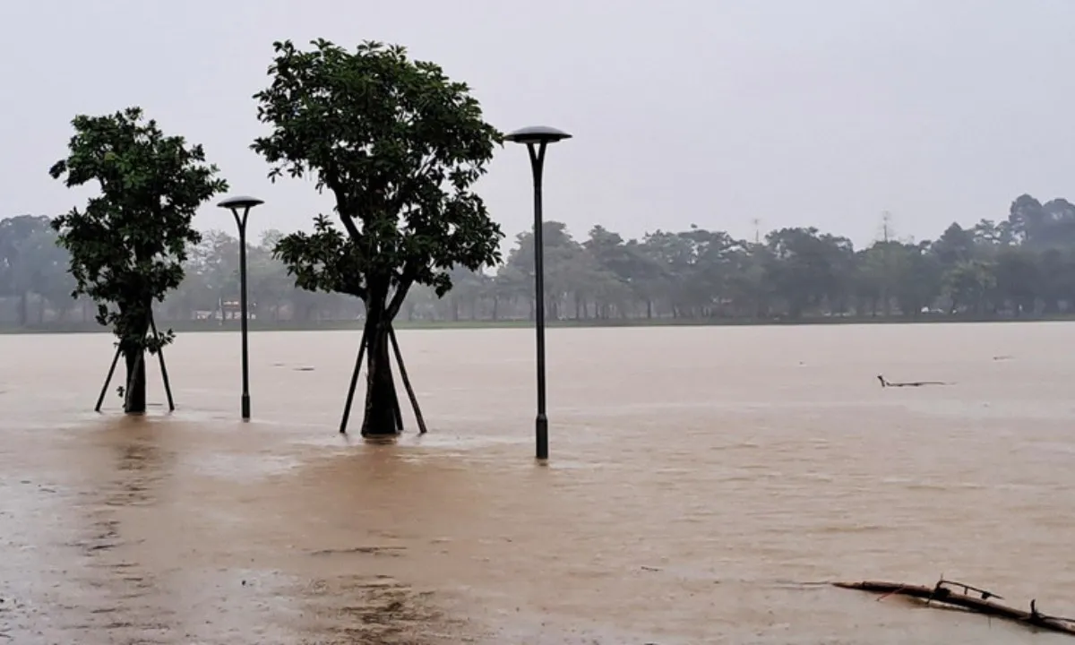 Huế-Đà Nẵng mưa lớn, lũ lên nhanh; Nam Bộ mưa chiều tối
