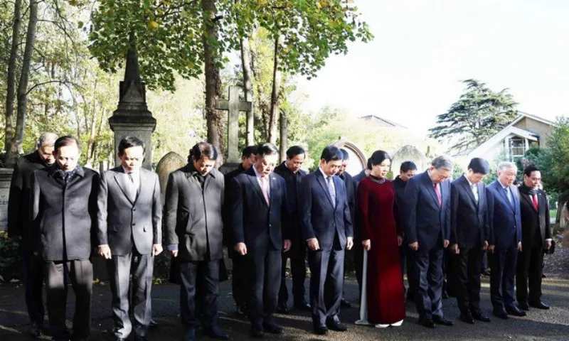 2810-tong-bi-thu-vieng-mo-karl-marx-5