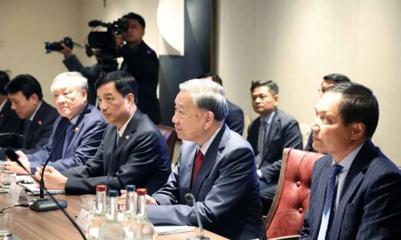 tong-bi-thu-to-lam-du-toa-dam-voi-cac-chuyen-gia-cong-nghe-cua-anh-va-the-gioi-ve-ai-va-chip-ban-dan-2810-2