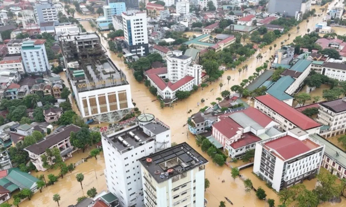 trung-tam-thanh-pho-hue-van-ngap-trong-bien-nuoc-8370207