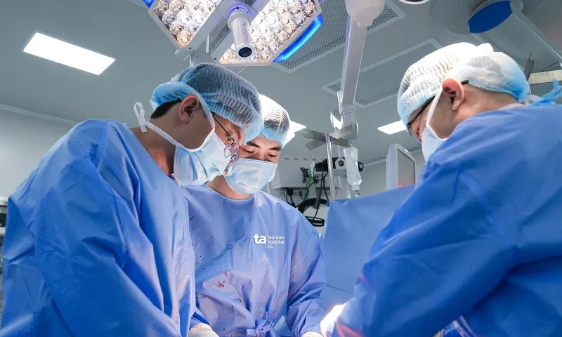 Bác sĩ Lưu (giữa) phẫu thuật thay khớp háng cho cụ Vĩnh - Ảnh Bệnh viện Đa khoa Tâm Anh