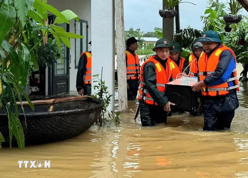 bo-doi-bien-phong-giup-dan-vung-lu-den-noi-an-toan-2