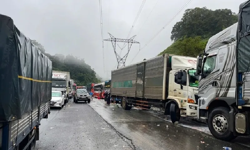 Thông xe một phần đèo Lò Xo, 30 phương tiện thoát cảnh mắc kẹt