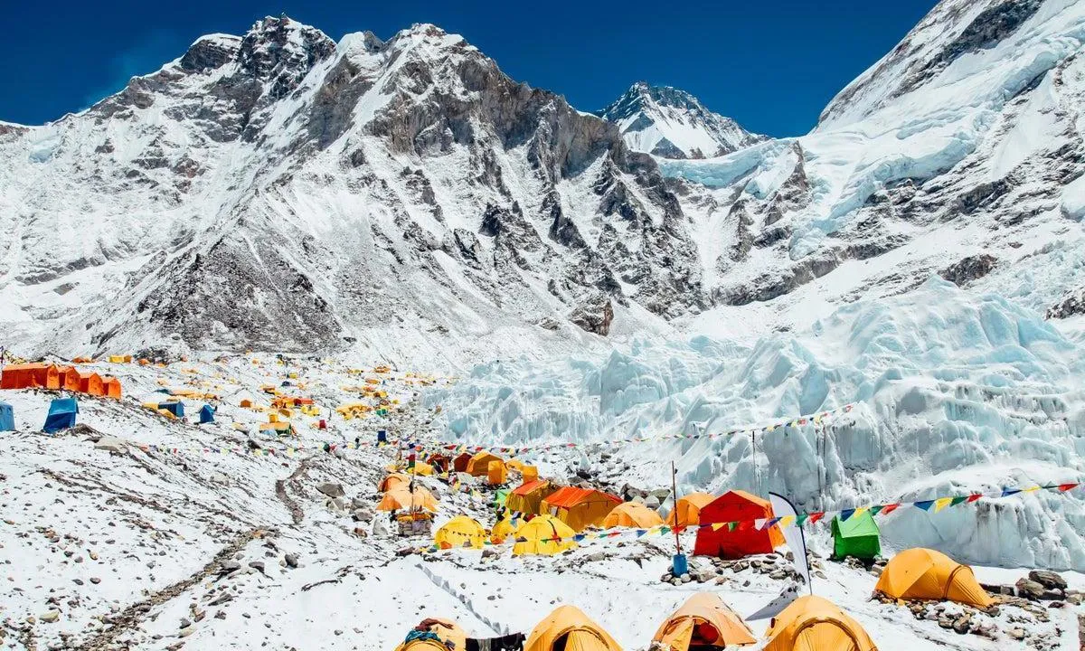 Everest đóng cửa du lịch vì mưa tuyết bất thường, trực thăng cứu hộ gặp sự cố