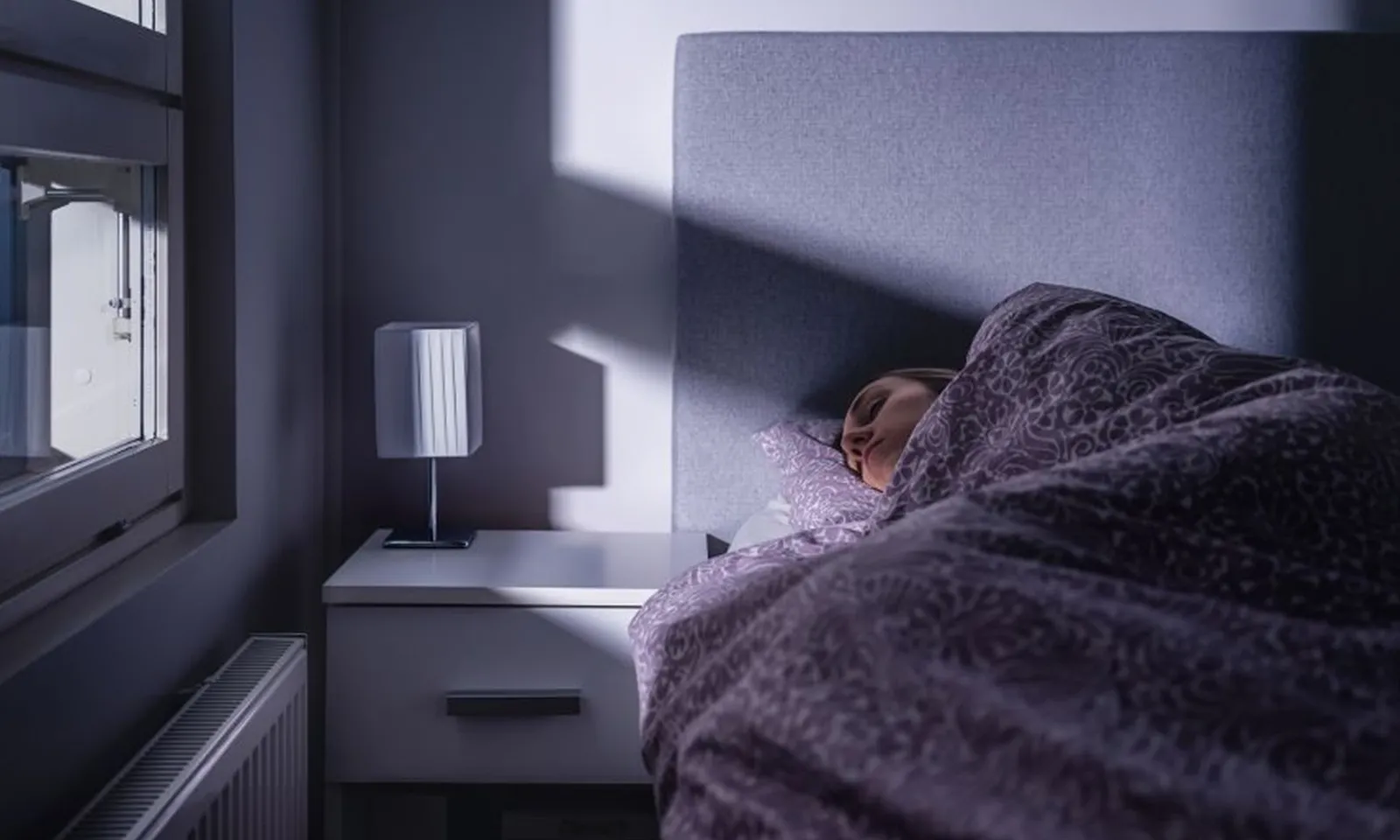 Người bật đèn sáng khi ngủ có nguy cơ mắc các bệnh về tim