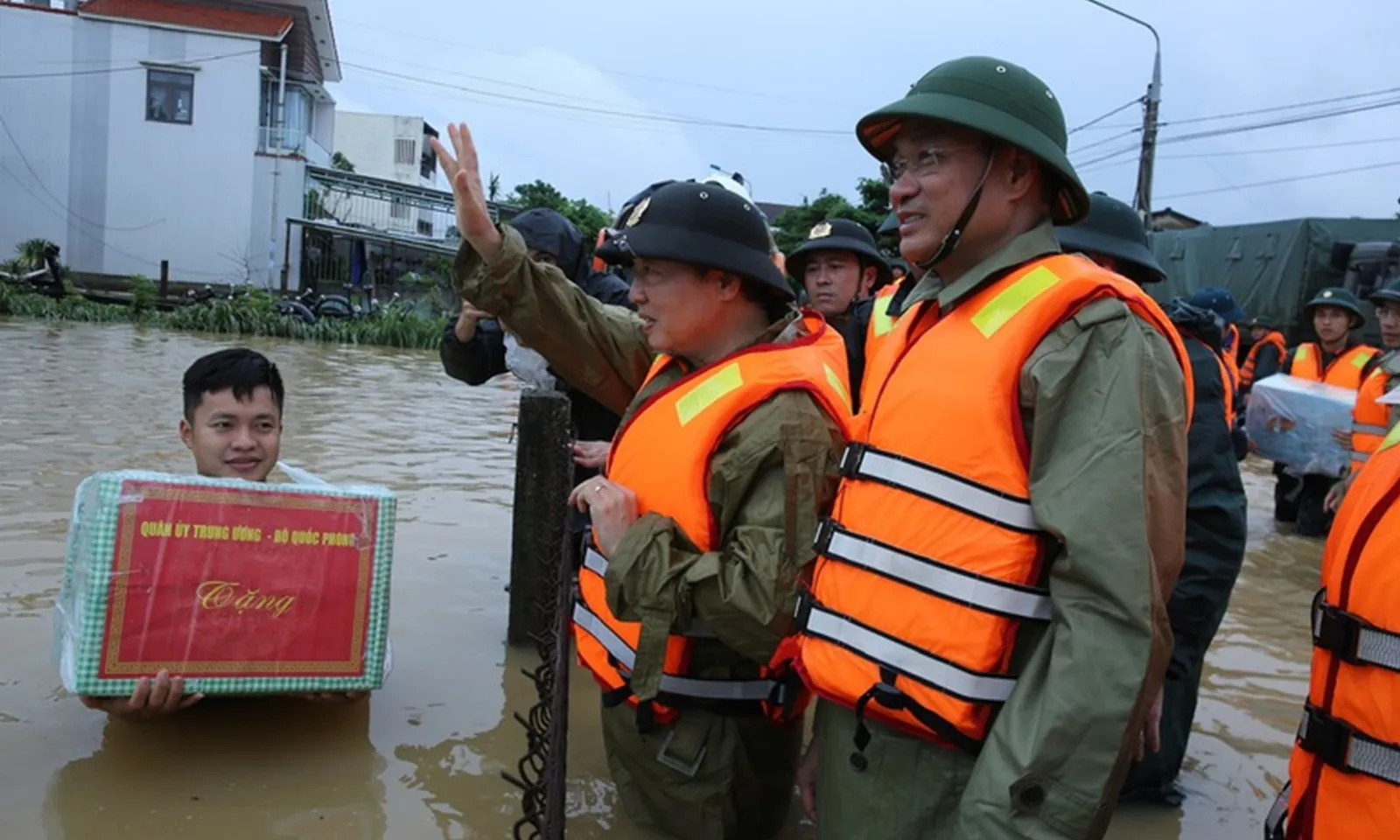 Phó Thủ tướng Trần Hồng Hà thăm hỏi, động viên người dân bị cô lập trong vùng lũ ở Đà Nẵng