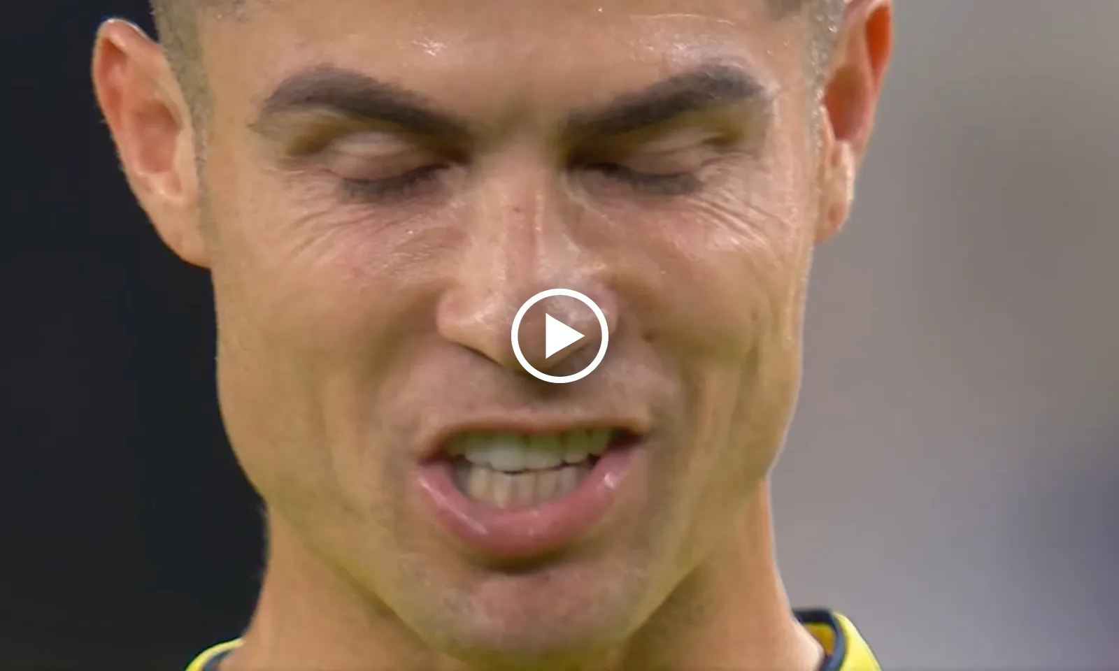 VIDEO: Ronaldo lẩm bẩm đọc thần chú bất thành, ôm hận trước Benzema