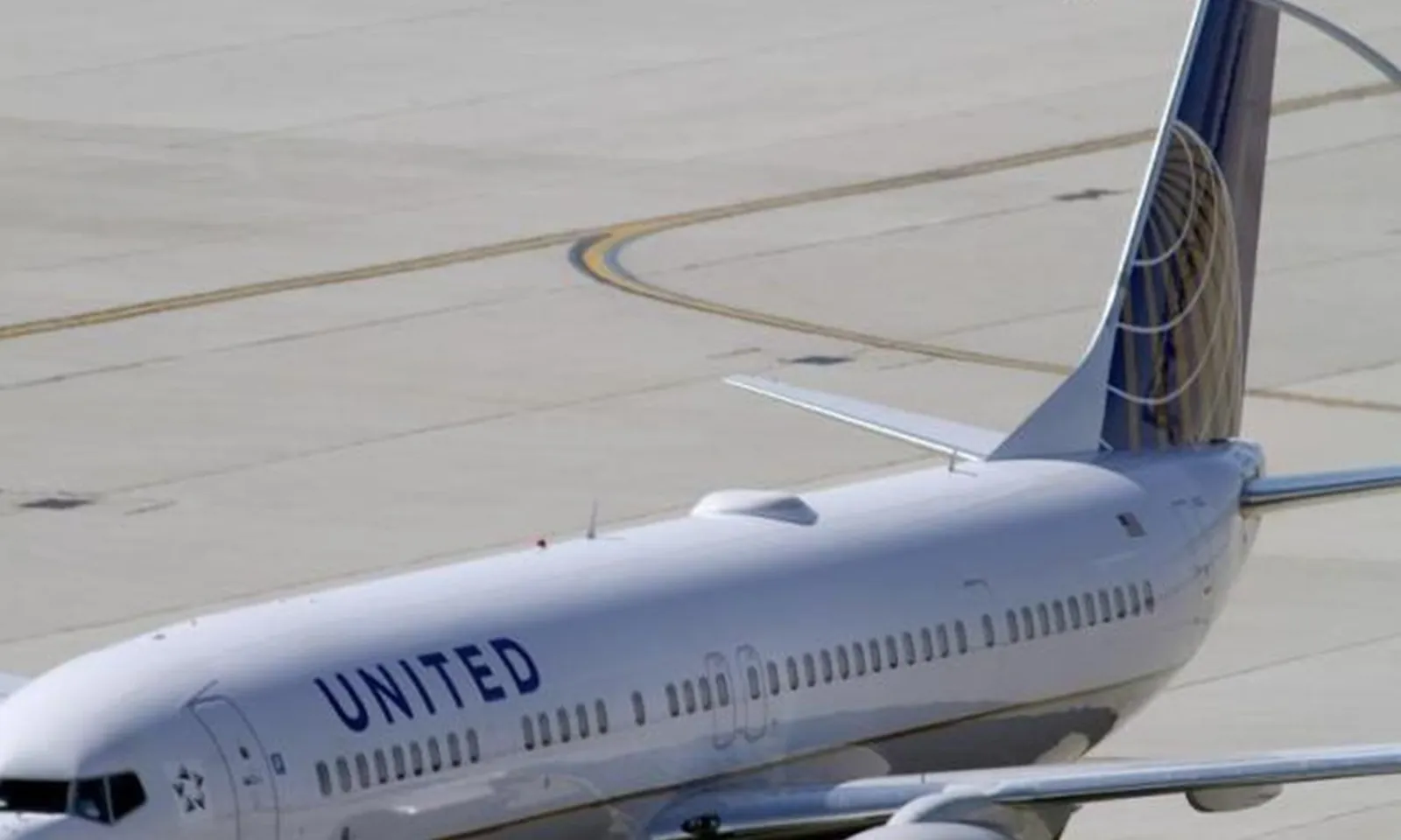 Hy hữu: Laptop rơi xuống khe hở của cabin khiến máy bay chở 200 khách phải quay đầu khẩn cấp