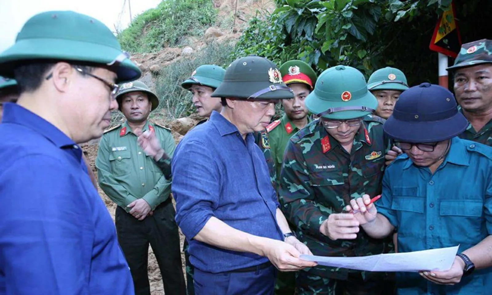 Phó Thủ tướng kiểm tra công tác khắc phục hậu quả mưa lũ tại xã miền núi phía tây Quảng Ngãi