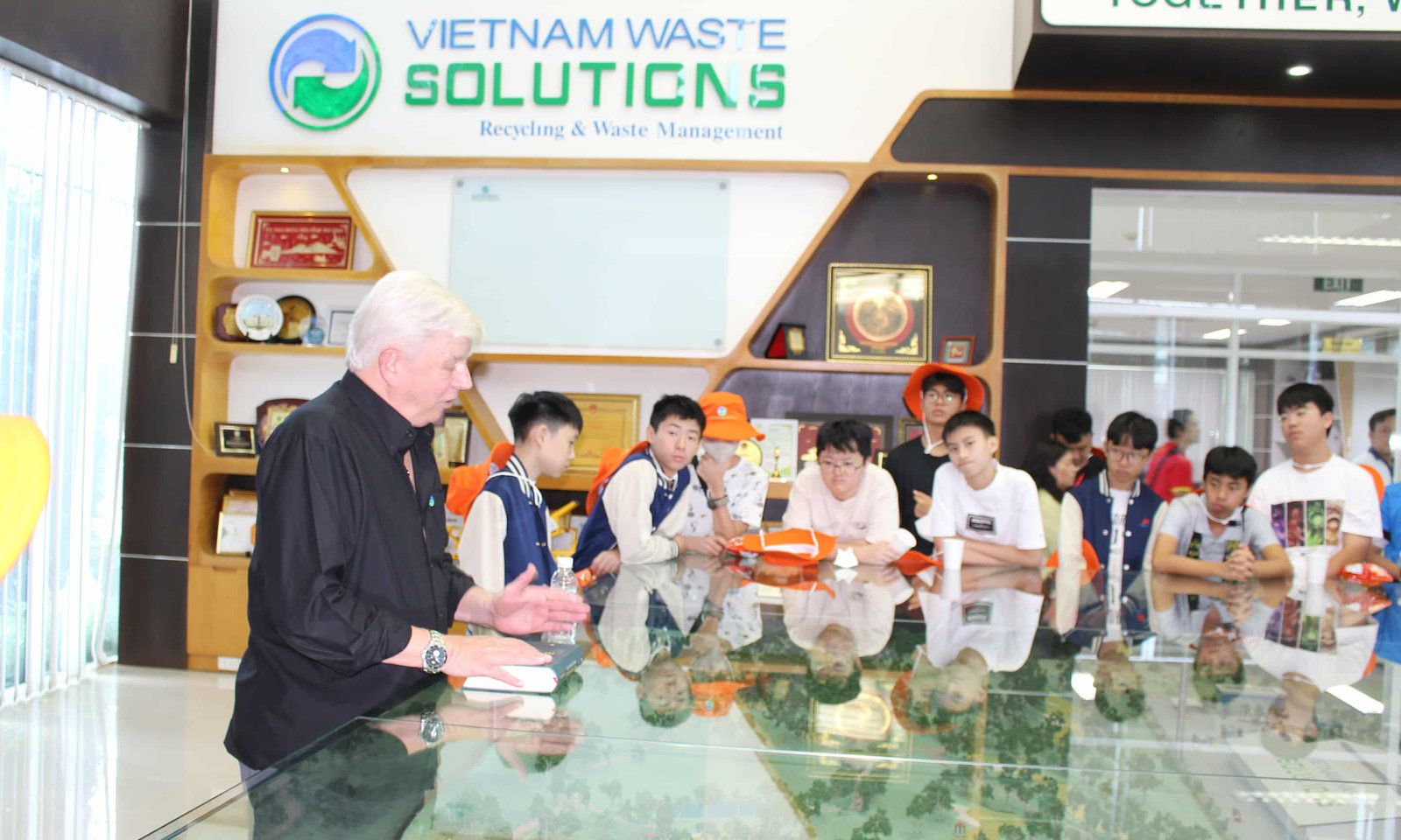 Học sinh, sinh viên thích thú với hành trình “tái sinh” của rác thải tại VWS 