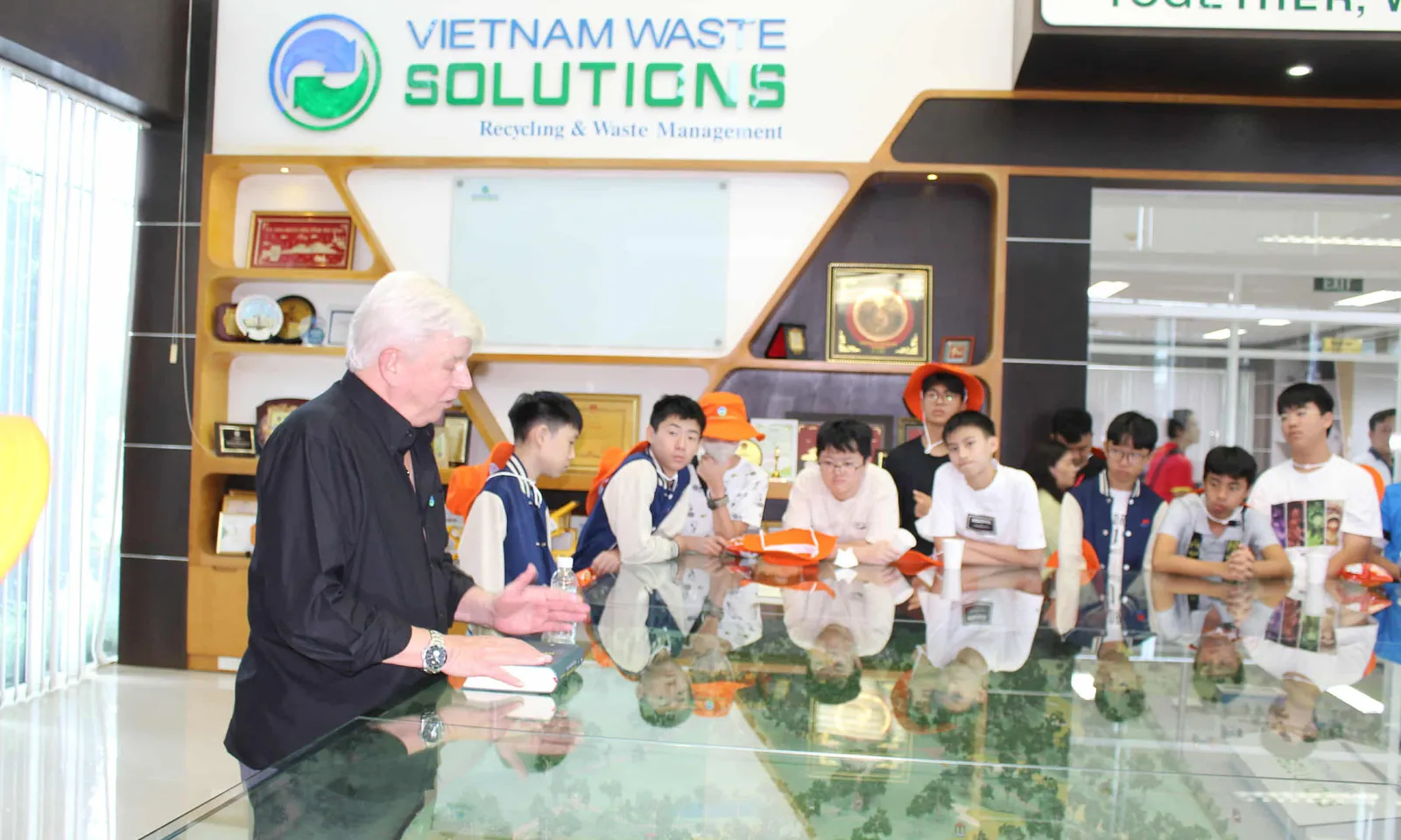 Học sinh, sinh viên thích thú với hành trình “tái sinh” của rác thải tại VWS