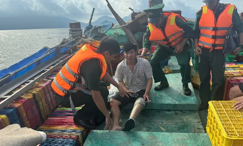 Cứu thành công 8 thuyền viên tàu cá gặp nạn trên vùng biển Côn Đảo