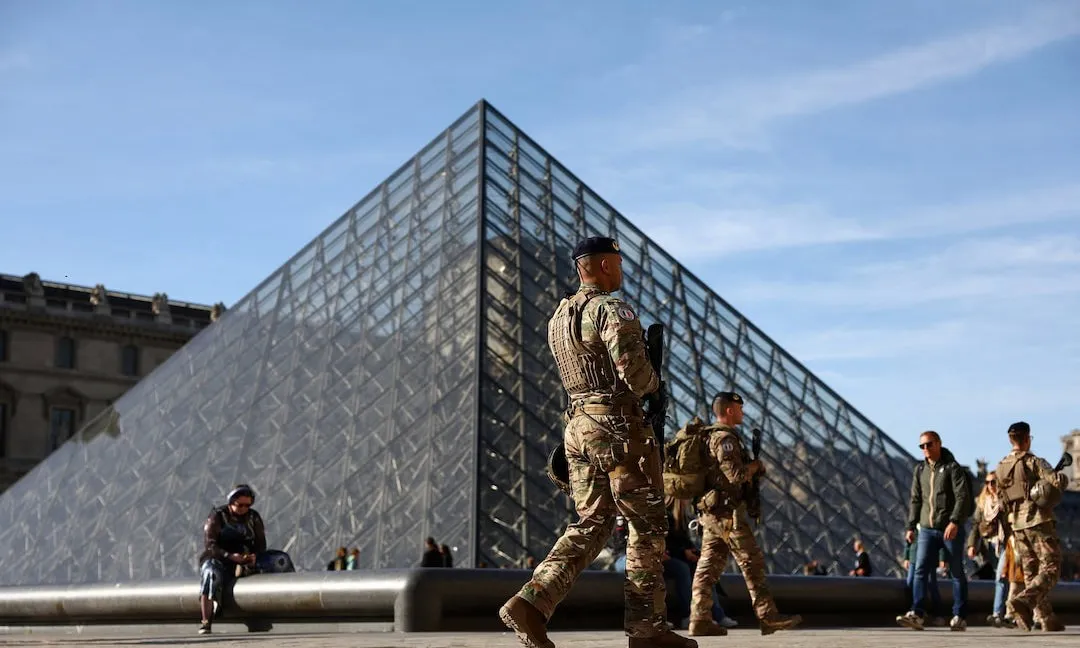 Pháp: Thêm nhiều nghi phạm vụ trộm bảo vật ở bảo tàng Louvre bị bắt