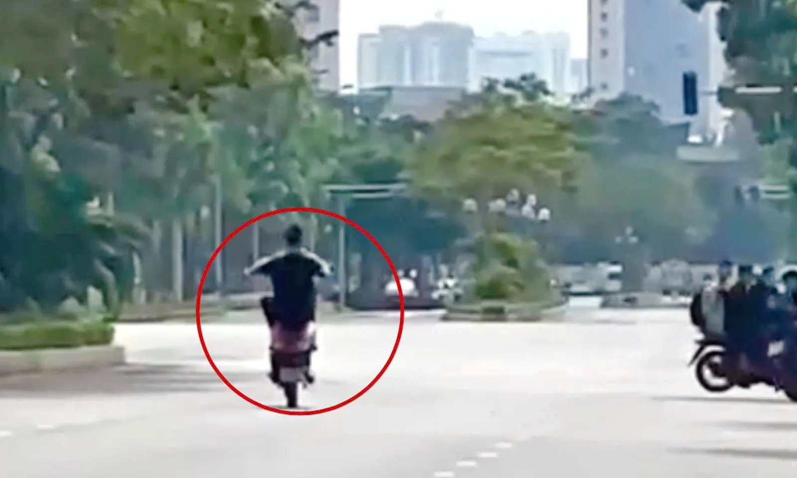 Xử lý nhiều thanh thiếu niên ‘bốc đầu’ xe máy trên đường phố