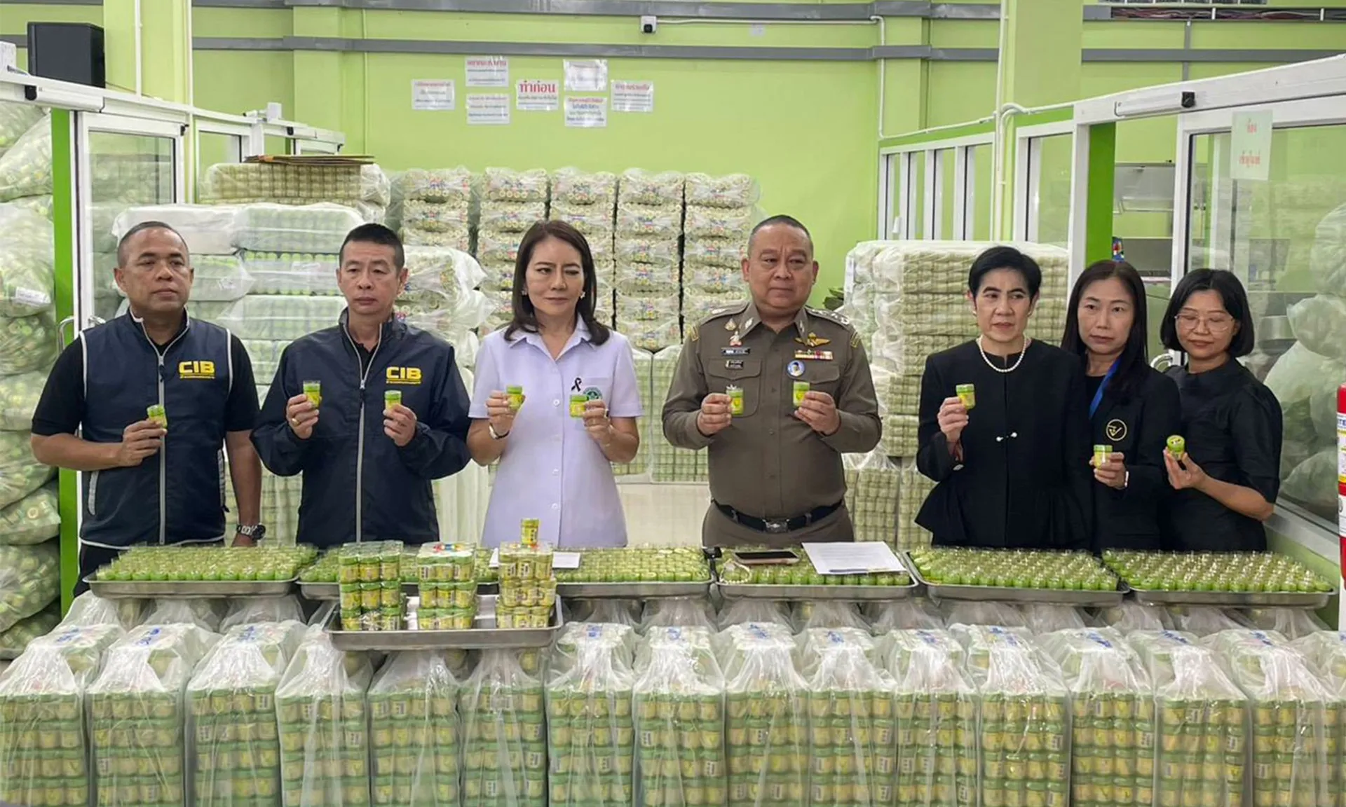 Đột kích 4 nhà máy sản xuất dầu hít Hong Thai bất hợp pháp, thu giữ hơn 2 triệu sản phẩm